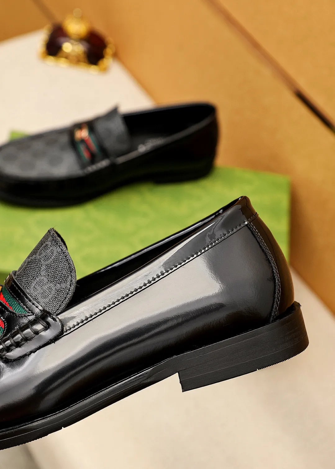 Men's shoes 💰460 💐 Product trademark: GUCCI "Gucci" casual leather shoes Regular size: 38-44 (45🉑️customized) Product materials: Selected imported first-layer open-edge beaded cowhide leather upper + luxury hardware buckle, imported water-dyed cowhide leather lining. Strong three-dimensional visual effect, original combination outsole Color: 2⃣️colors available